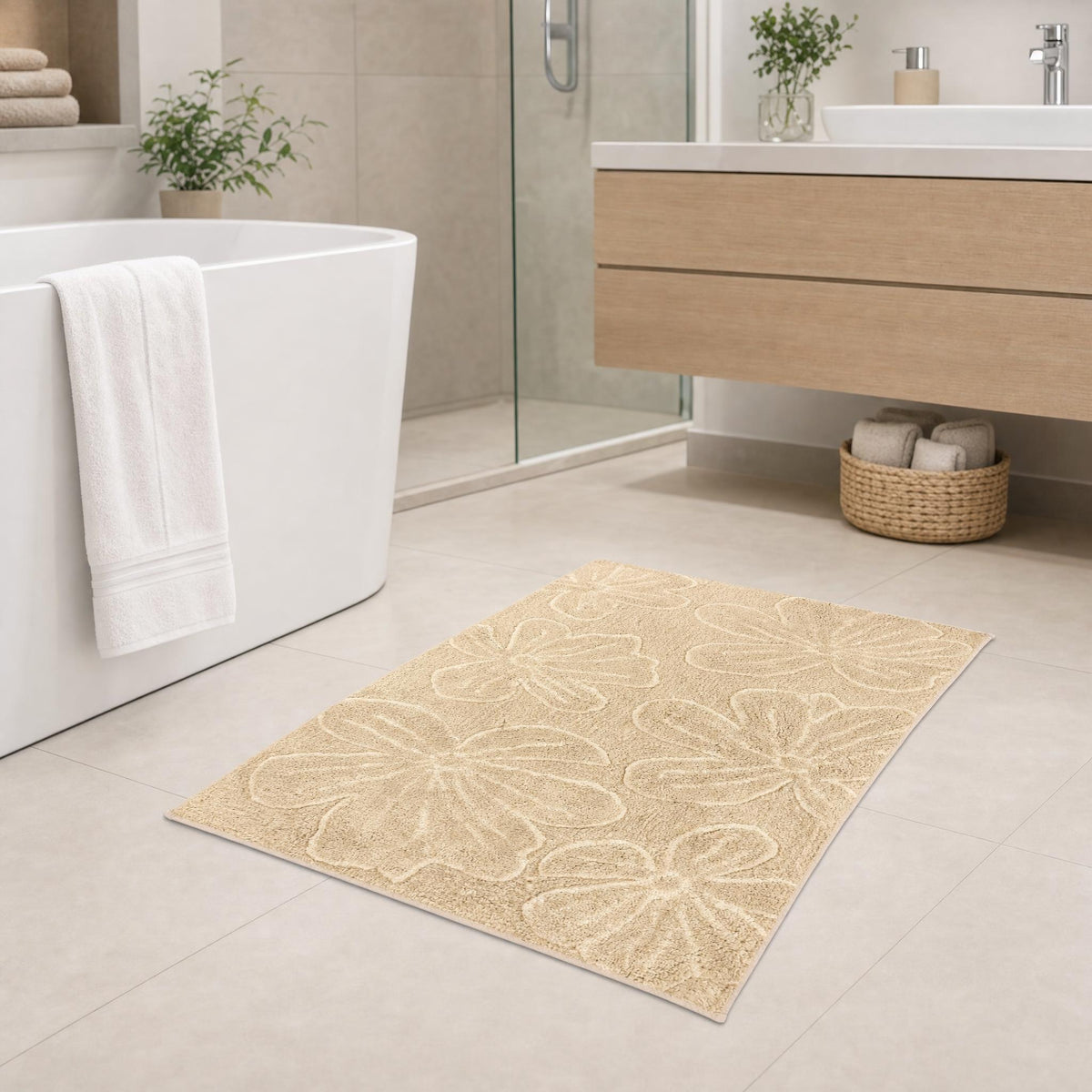Beigefarbener Badteppich mit Blumenmuster in hellem, modernem Bad.