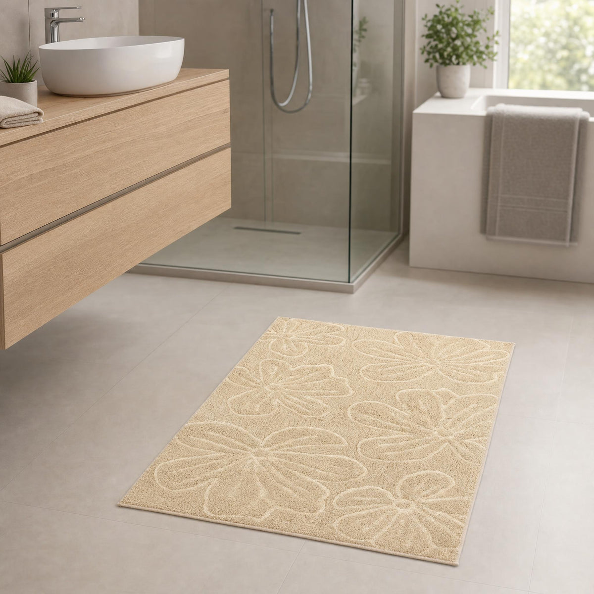 Cremefarbener Badteppich mit Blumenmuster in modernem Badezimmer.