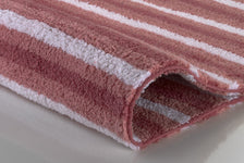 Rosa-weißer, gestreifter Badteppich aus flauschigem Hochflor-Material