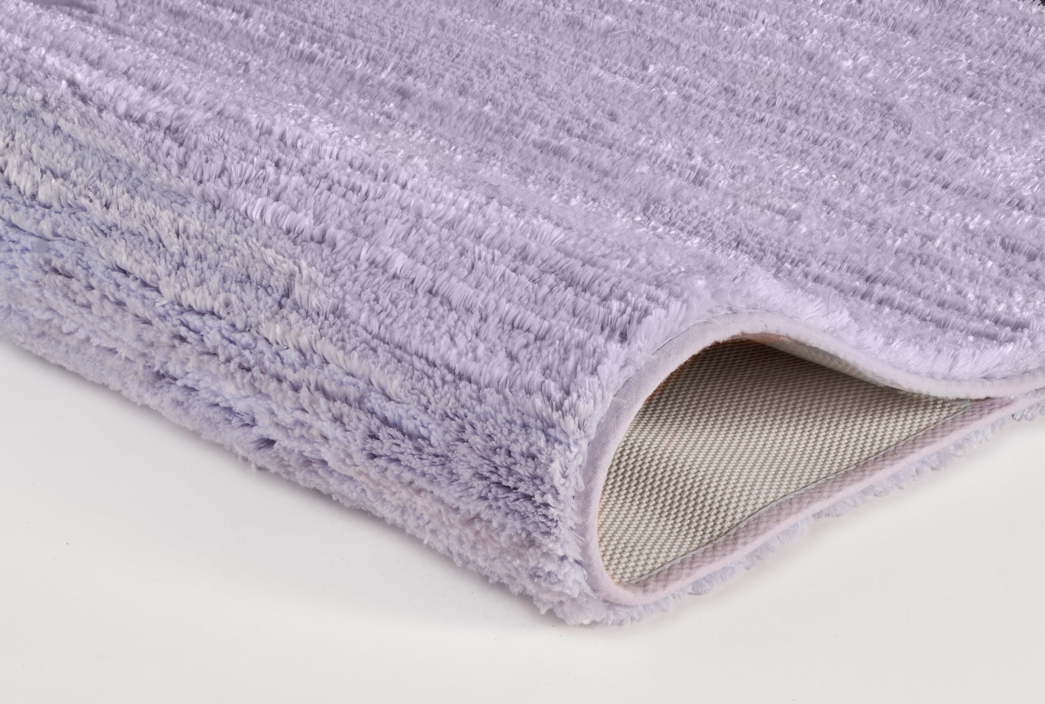 Fliederfarbige Badematte mit flauschiger Oberfläche und Antirutschrücken