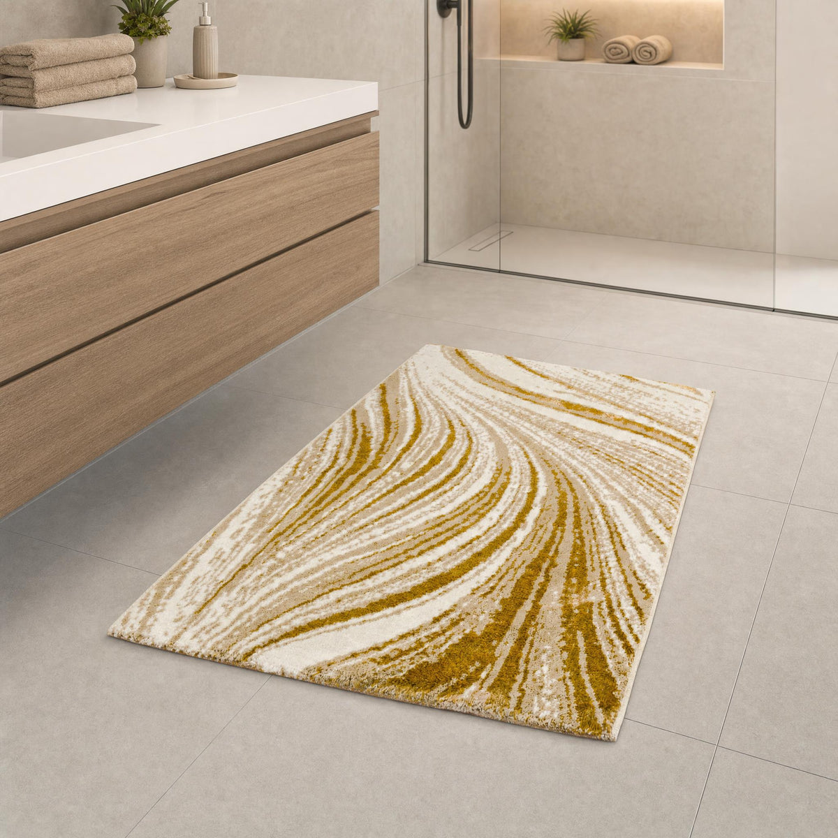 Cremefarbiger Badteppich mit goldfarbigem Muster in modernem Bad.