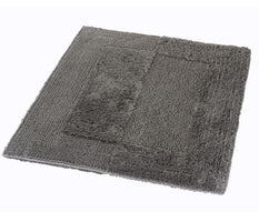 Graue rechteckige Badematte mit unterschiedlichen weichen Florstrukturen