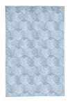 Hellblauer Badteppich mit weichem, geometrischem Muster.