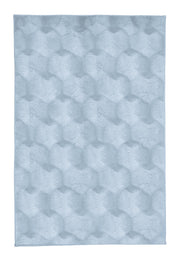 Hellblauer Badteppich mit weichem, geometrischem Muster.