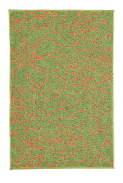 Grüner Badteppich mit orangefarbenem floralem Muster auf weißem Hintergrund.