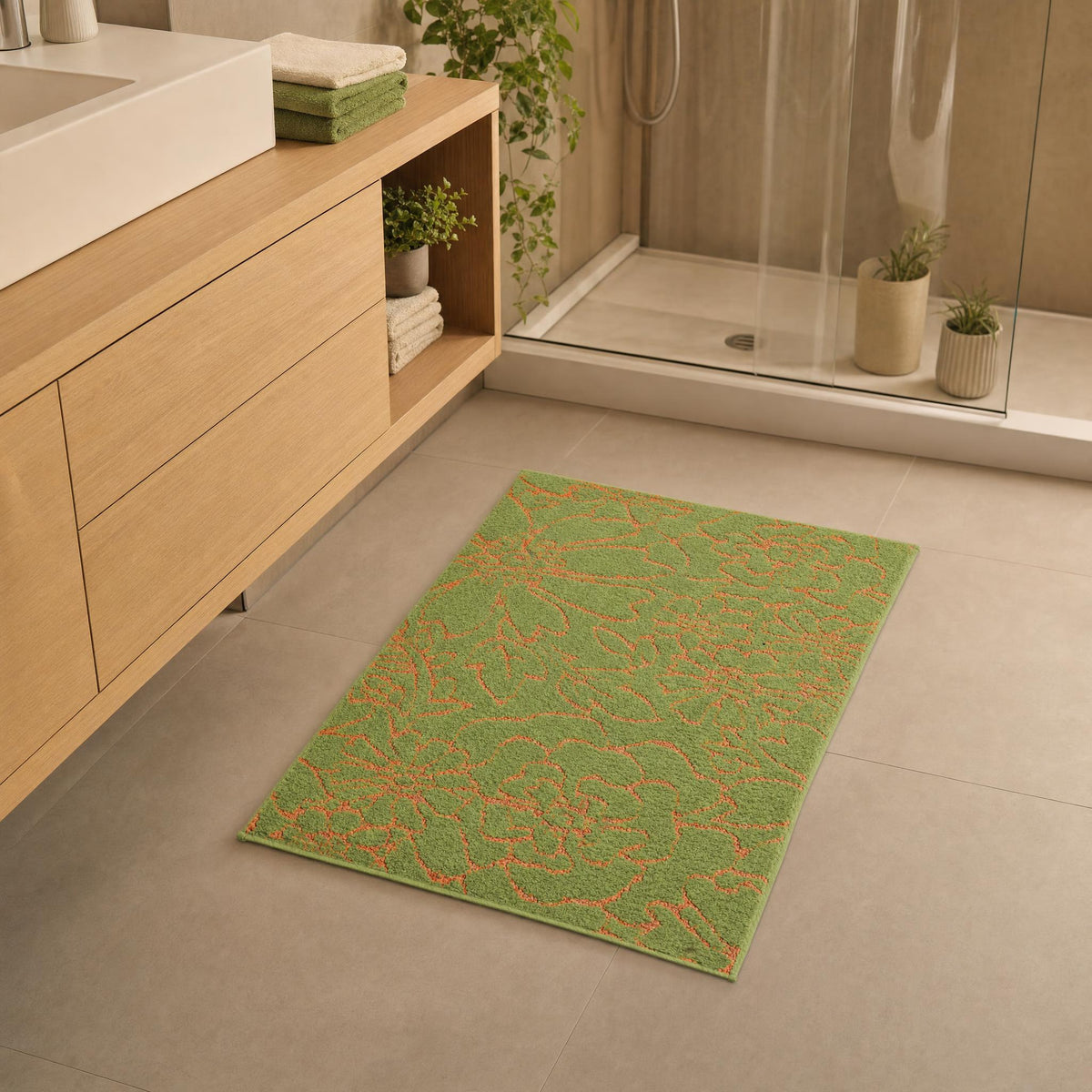 Grüner Badteppich mit floralem Muster in modernem Badezimmer.