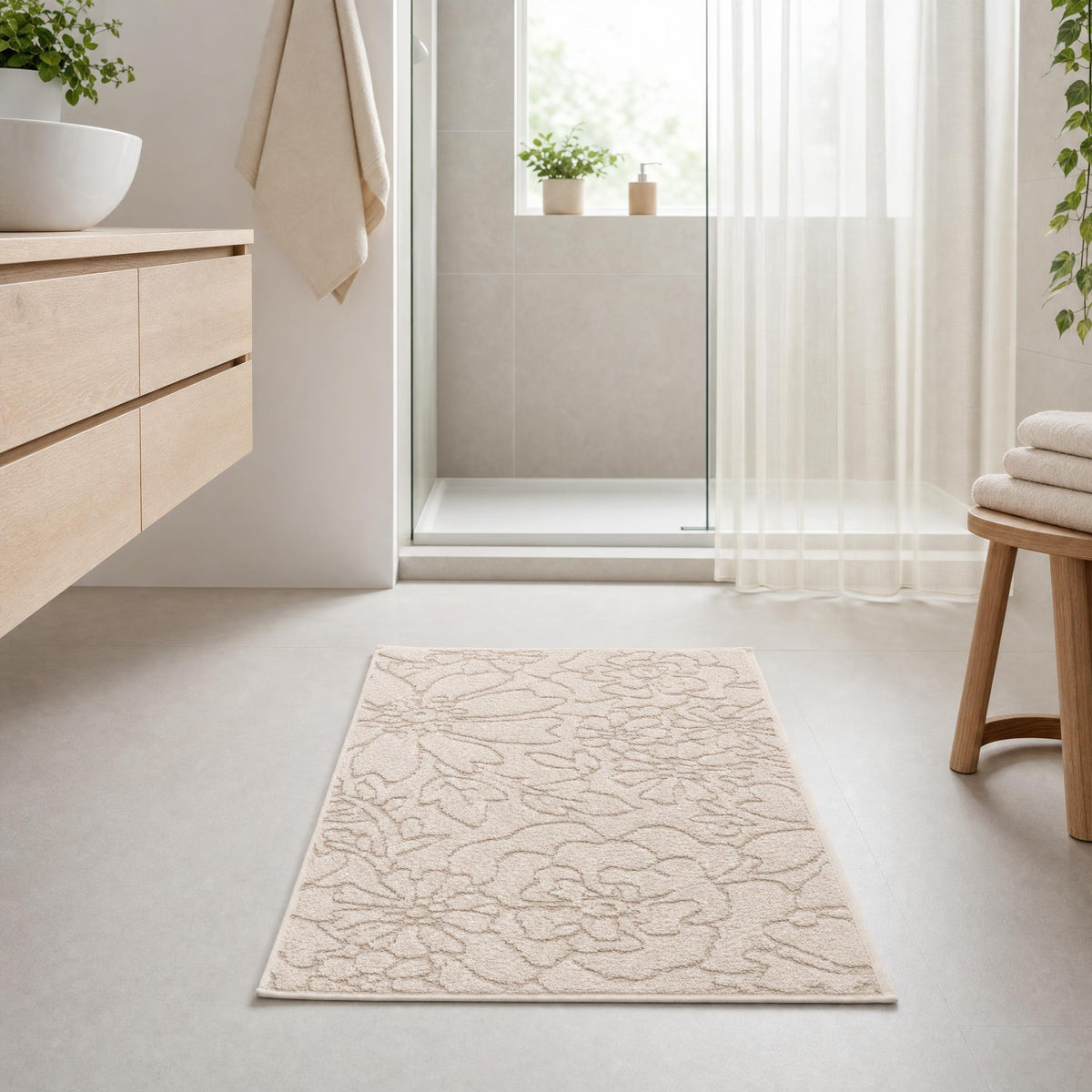 Cremefarbiger Badteppich mit Blumenmuster in hellem, modernem Bad.