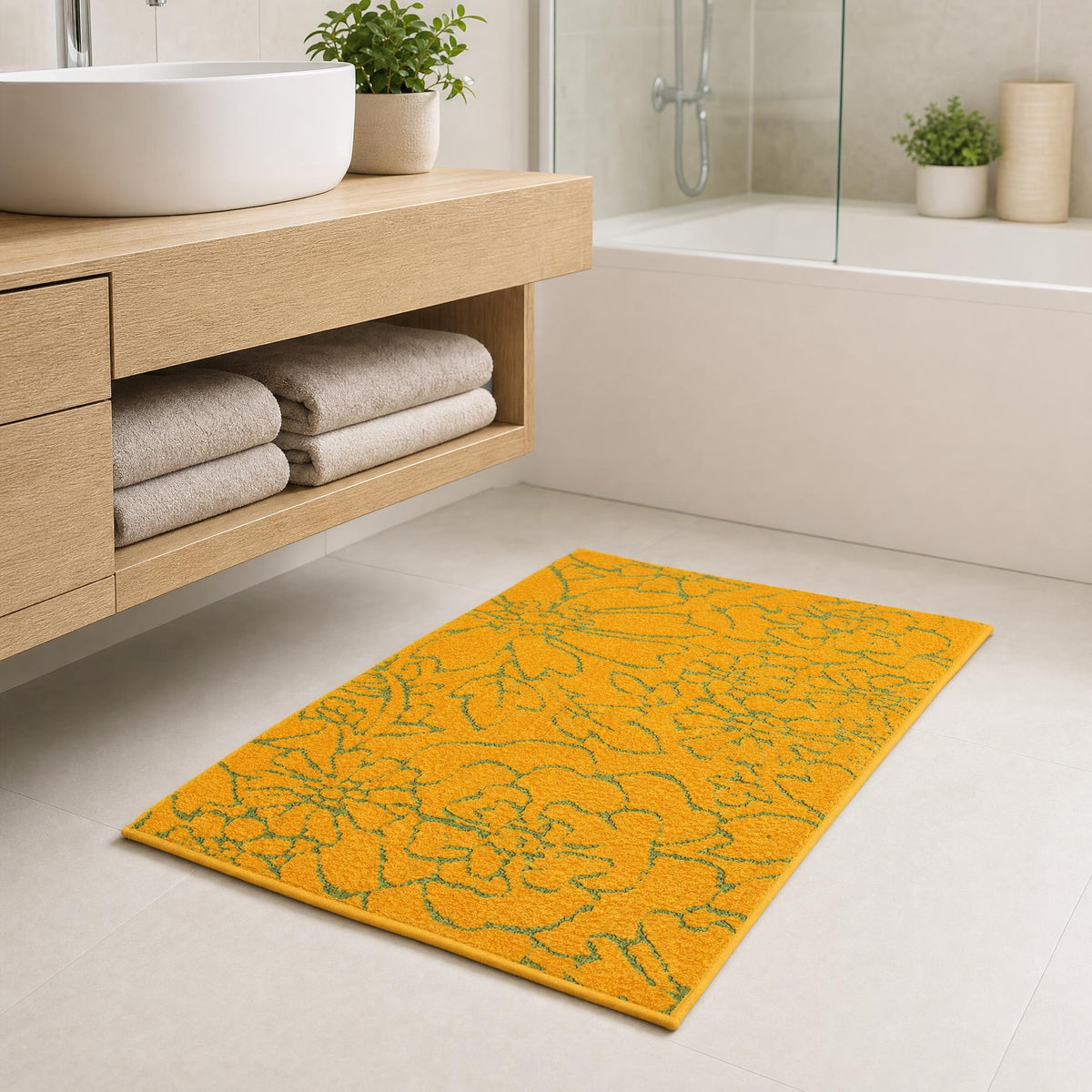 Gelber Badteppich mit floralem Muster in modernem Badezimmer.