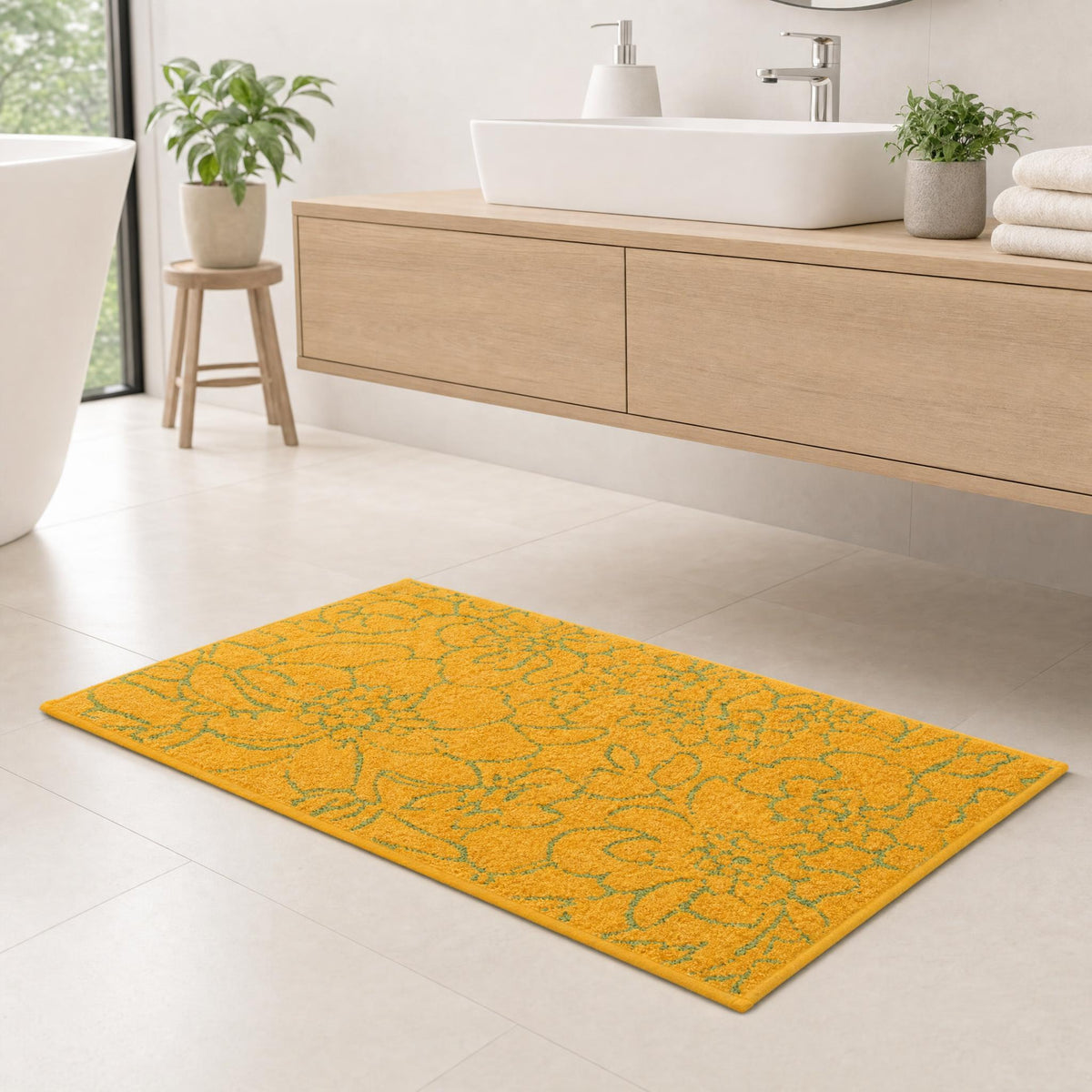 Gelber Badteppich mit Blumenmuster in hellem, modernem Badezimmer.
