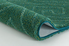 Türkisgrüne Badematte in Nahaufnahme mit weicher, strukturierter Oberfläche