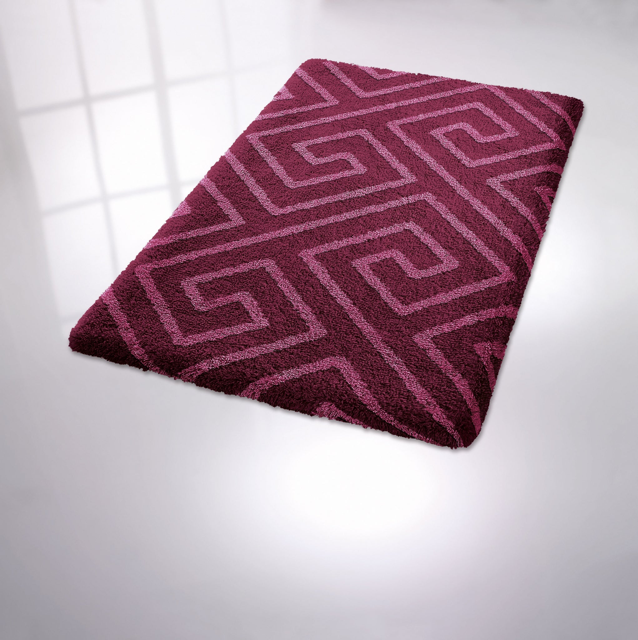 Rechteckige bordeauxrote Badematte mit geometrischem Hochflor-Muster