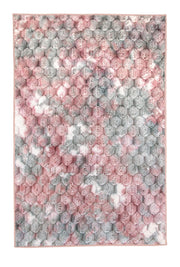 Rechteckiger Hochflorteppich in Rosa, Grau und Weiß mit Wabenmuster.