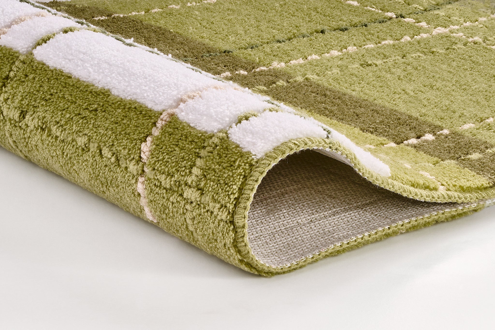 Grün karierter Badematte-Teppich in Nahaufnahme auf hellem Boden