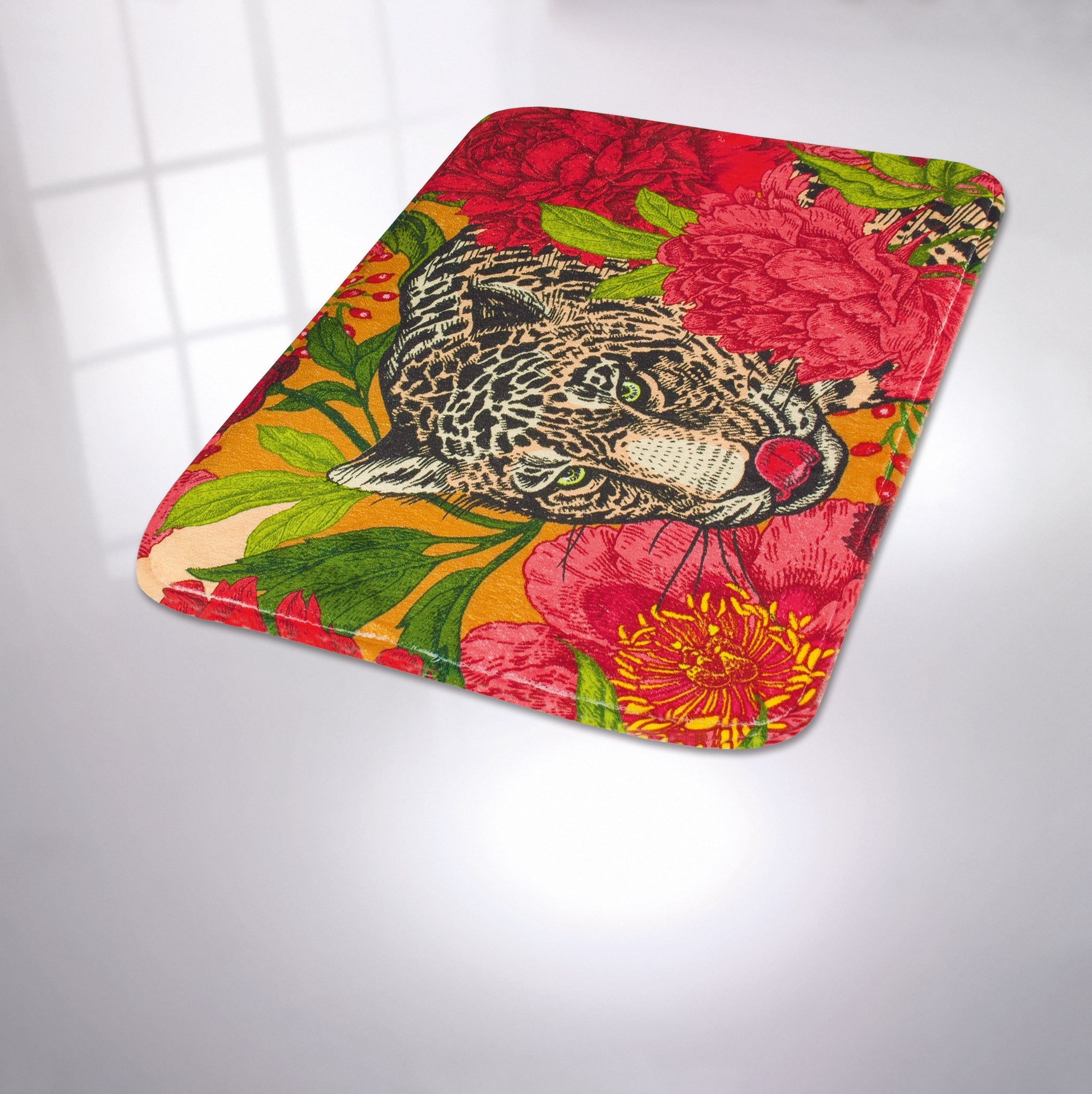 Bild zeigt Badteppich LEOPOLD Multicolor 40 x 60 cm mit Leopardenmotiv und roten Blüten auf hellem Boden.