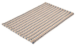 Geflochtene Badematte in Beige mit blauen Streifen, schräg liegend