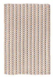 Geflochtene Badematte in Beige mit kleinen weißen und blauen Akzenten