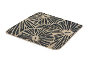 Quadratische Badematte beige mit dunkelgrauem floralem Musterdesign
