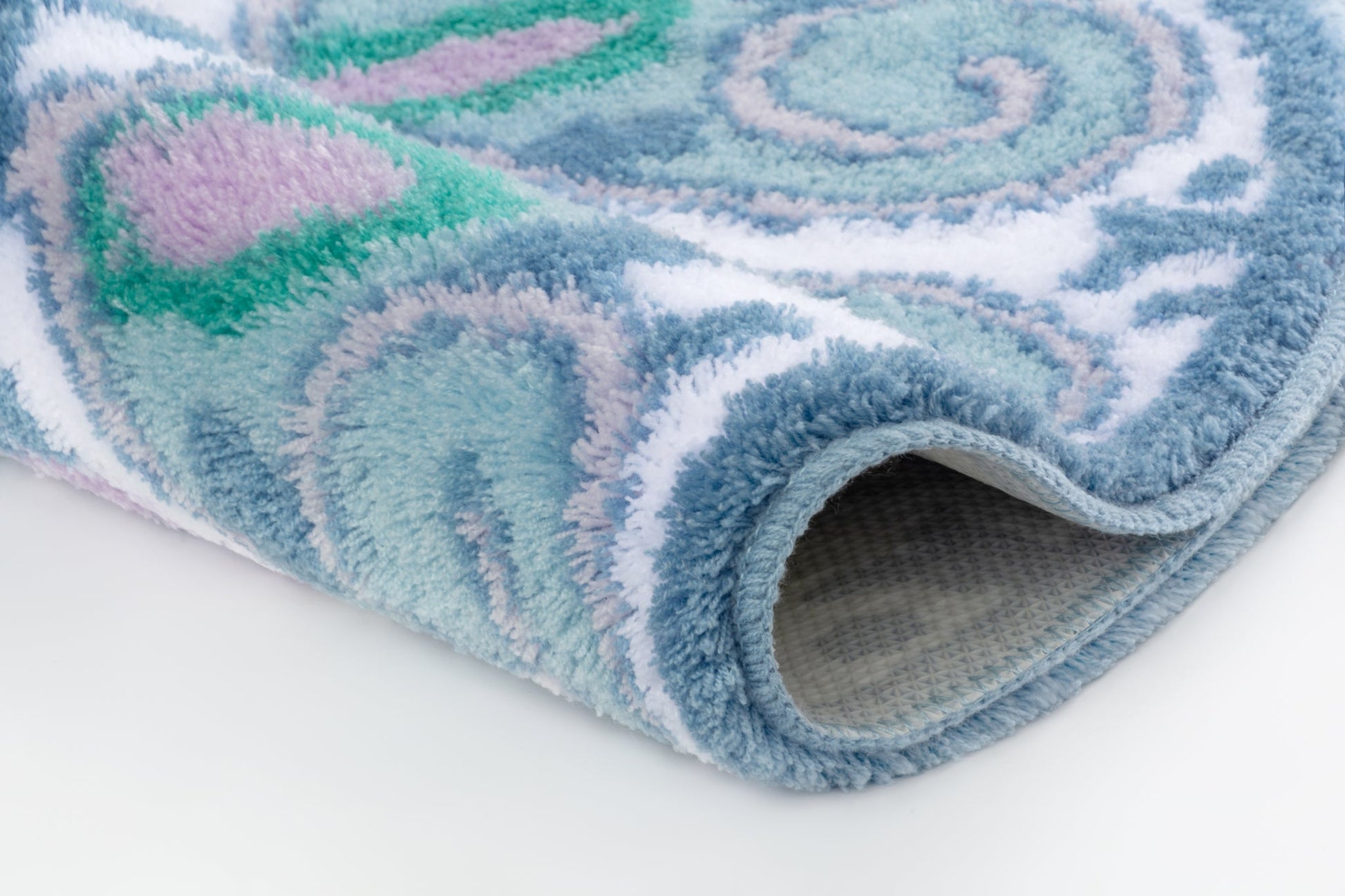 Nahaufnahme des runden Badteppichs MANDALAY Multicolor mit weichem, gemustertem Flor.