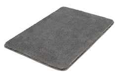 Rechteckige graue Badematte mit dichtem, weichem Flor von oben sichtbar