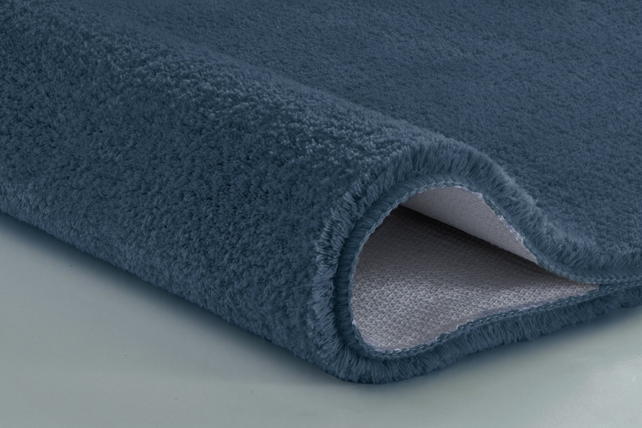 Badteppich MARCO in Stahlblau 70 x 120 cm in Nahaufnahme mit weicher, dichter Oberfläche.
