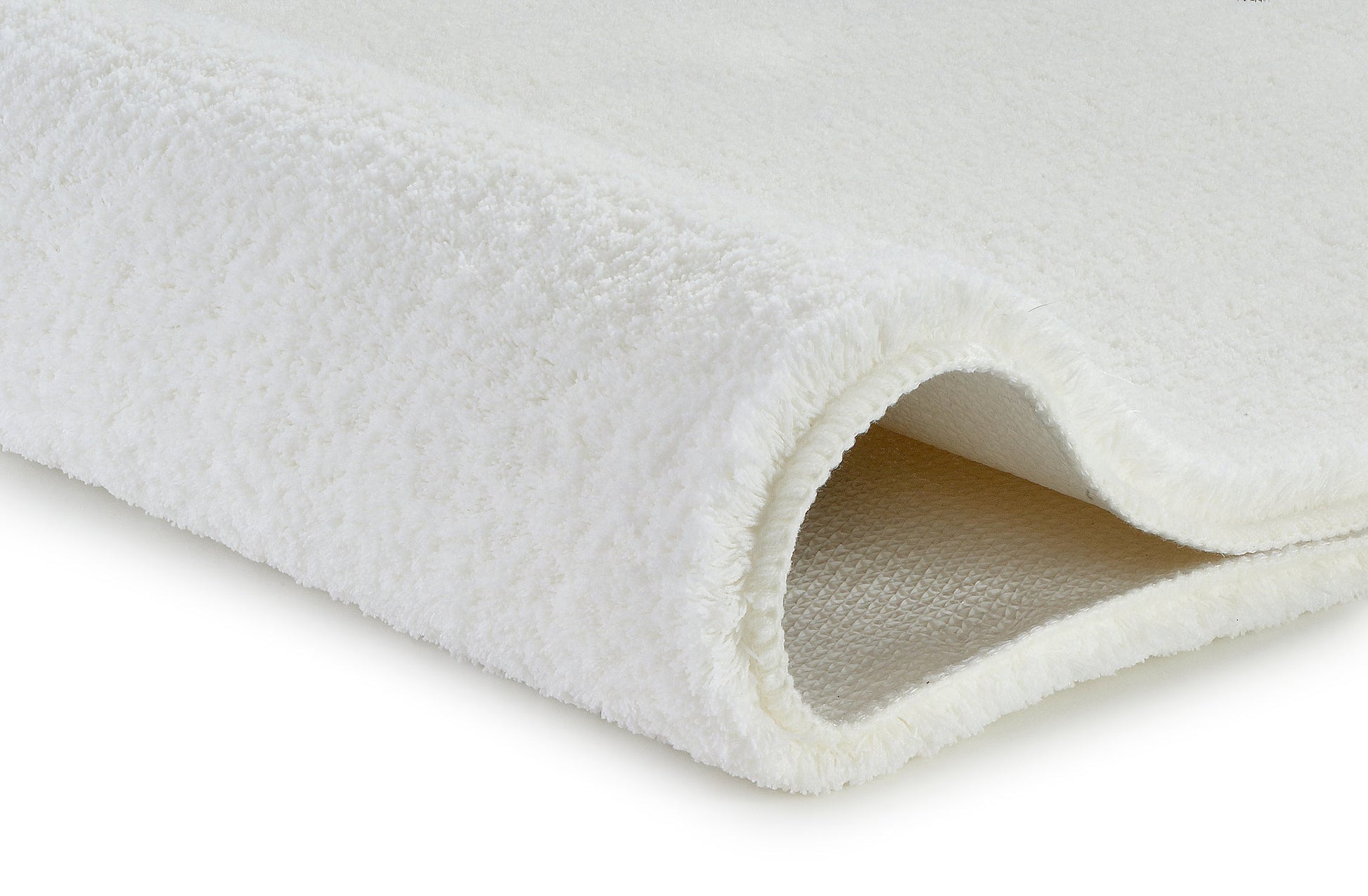 Badteppich MARCO Weiß 50 x 60 cm liegt gefaltet und zeigt seine weiche, dichte Oberfläche.
