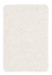 Der weiße Badteppich MARCO 70 x 120 cm liegt rechteckig und flauschig auf dem Boden.