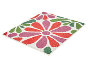 Weißer Badteppich mit Blütenmuster in Rosa, Koralle und Grün.