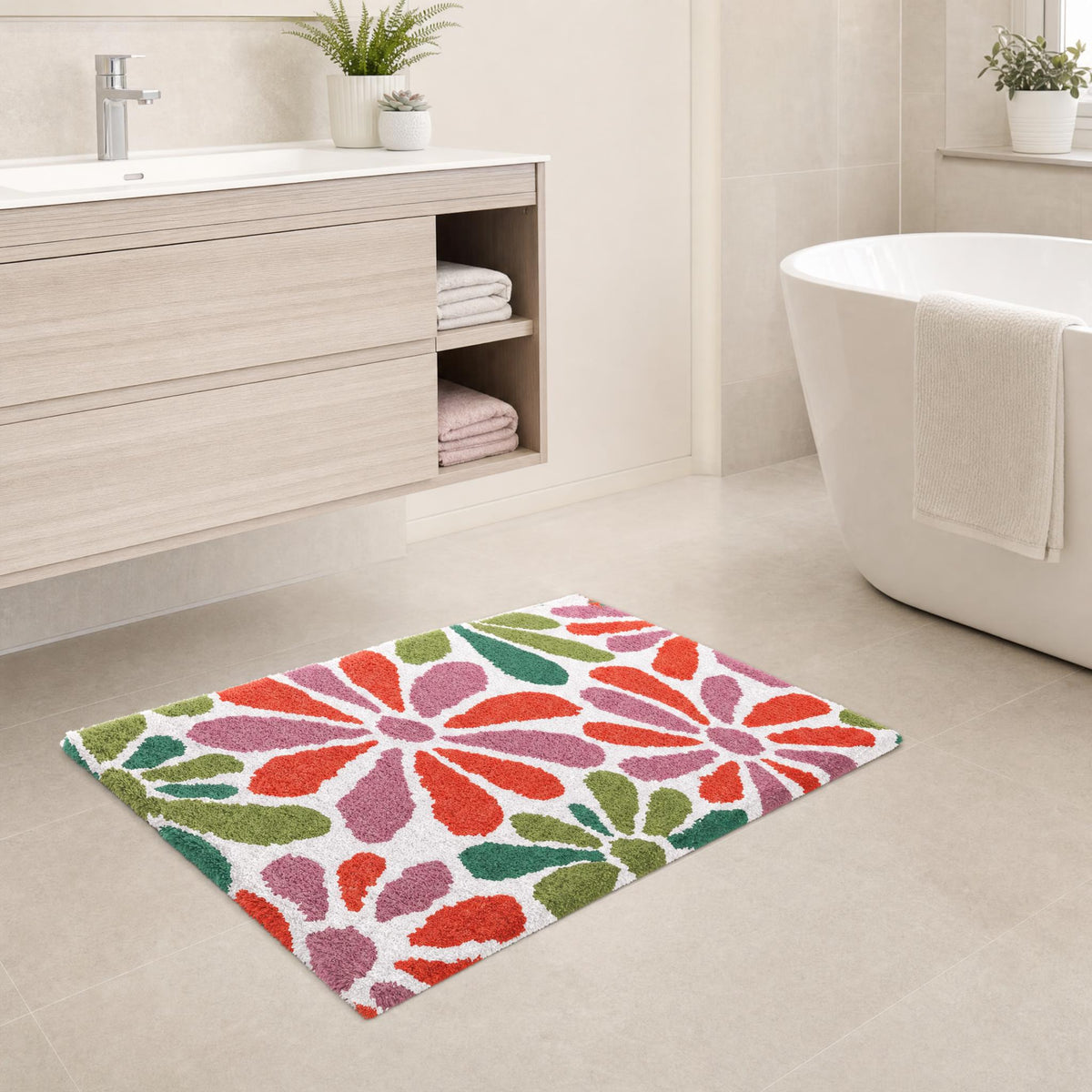 Bunter Badteppich mit Blumenmuster in hellem Bad neben freistehender Wanne.