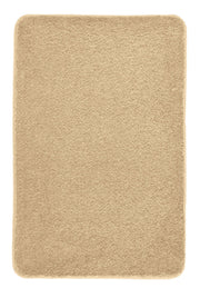 Rechteckiger, beiger Badematte mit hohem, weichem Flor von oben gesehen