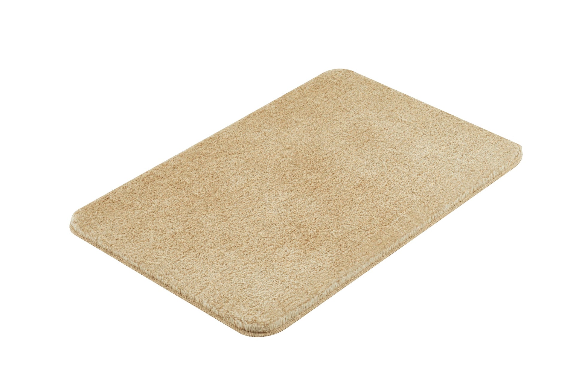 Rechteckige, flauschige Badematte in Beige auf weißem Hintergrund liegend