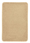 Rechteckiger, flauschiger Badteppich in hellem Beigeton von oben gesehen