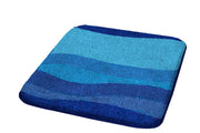 Badteppich MIAMI Himmelblau 50 x 60 cm liegt rechteckig mit blauen Wellen auf weißem Hintergrund.