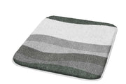 Badteppich MIAMI Schiefer 50 x 60 cm mit welligen Streifen in Grau und Grün von schräg oben.