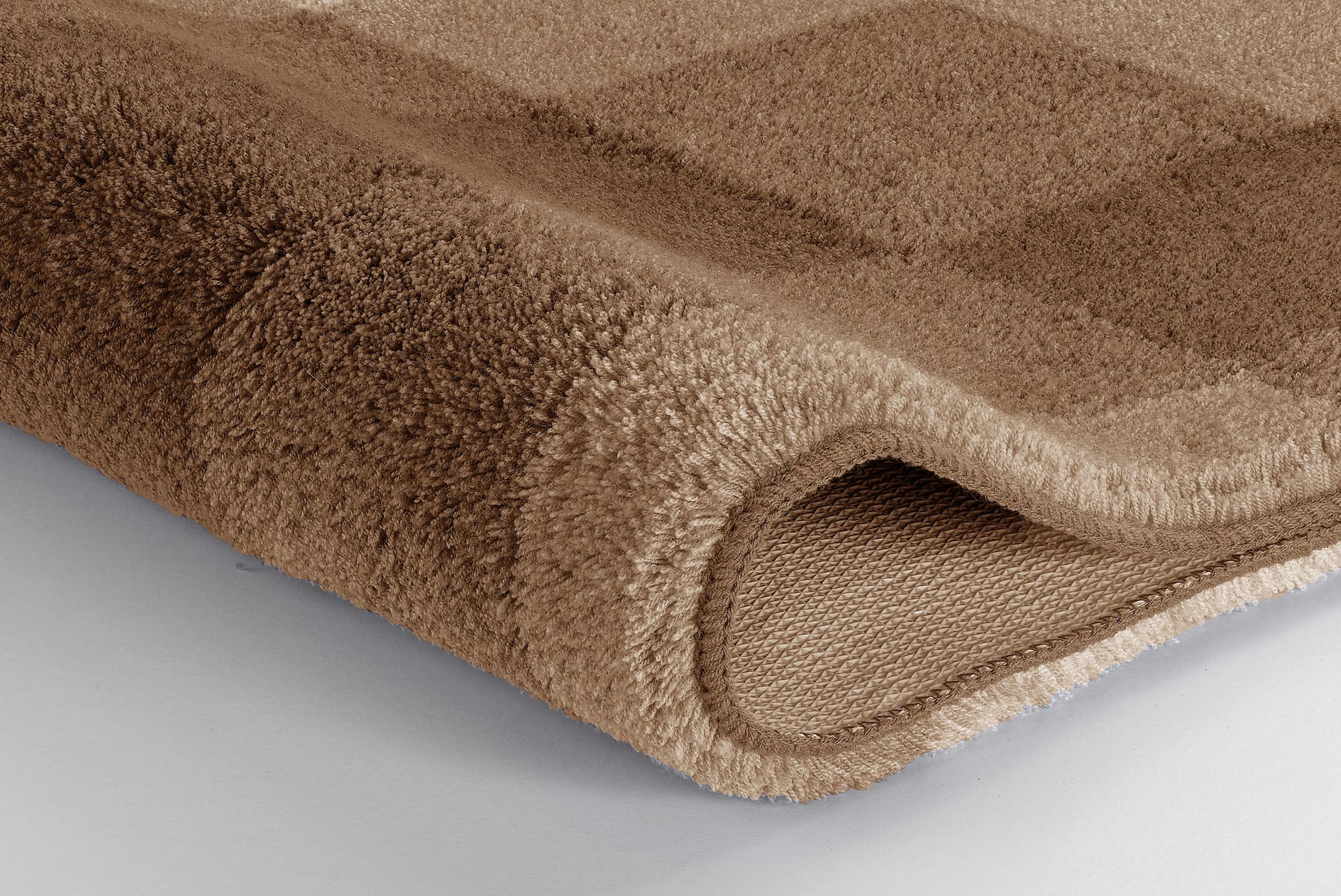 Beiger Badteppich mit kariertem Muster, Detail der weichen Fasern