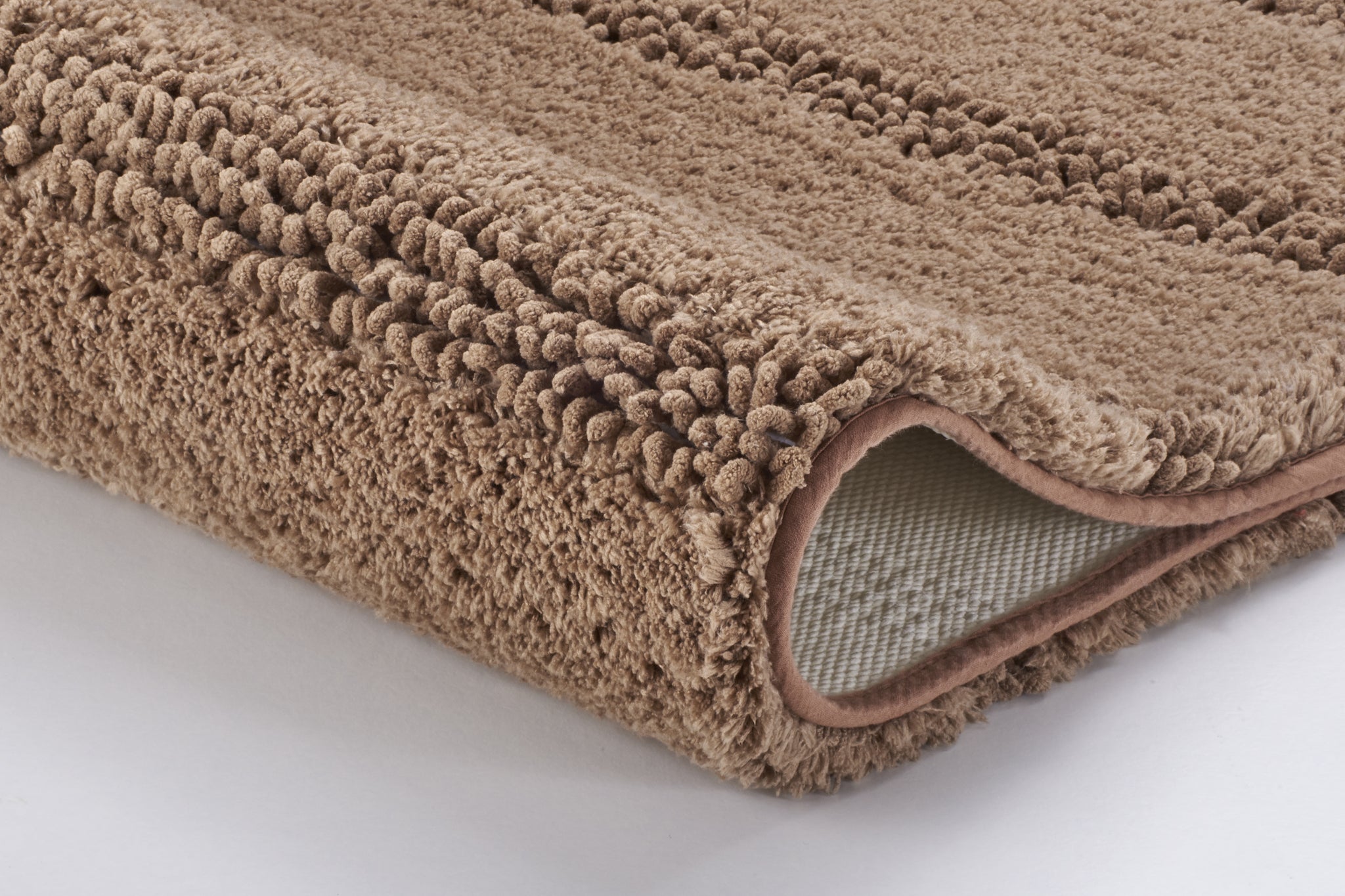 Beiger, flauschiger Badezimmerteppich mit rutschfester Unterseite aus Textil
