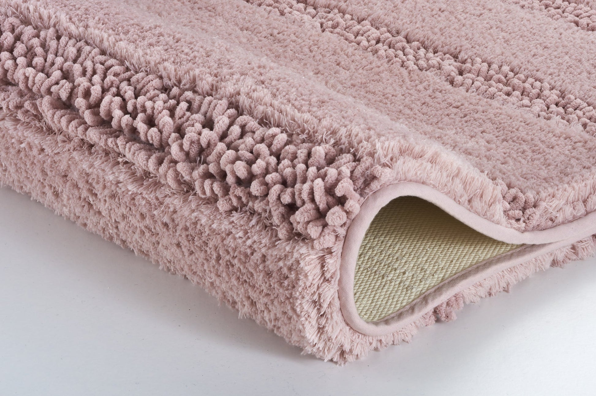 Rosa Badteppich mit hoher, flauschiger Struktur in Nahaufnahme gezeigt