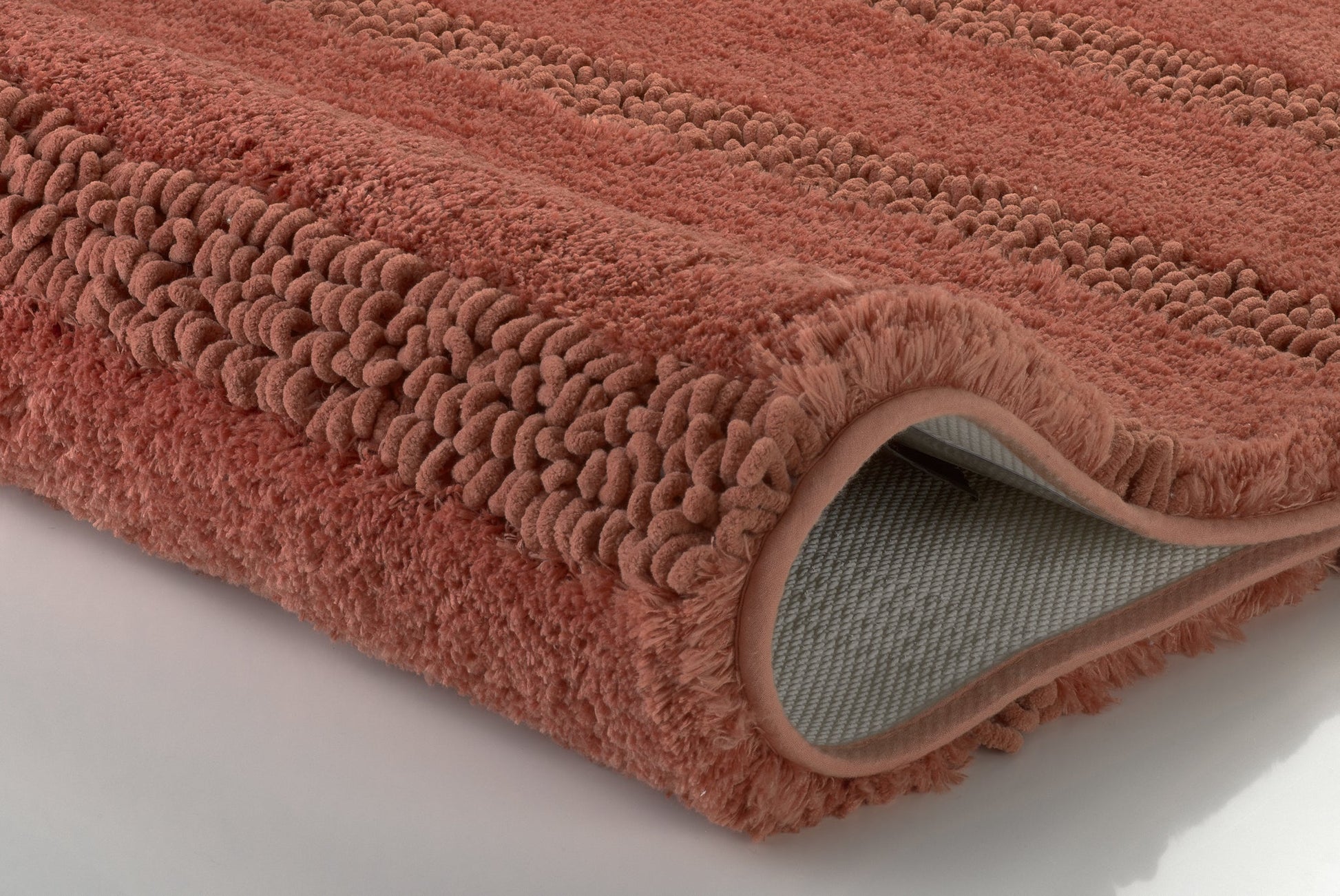 Rostrote Badematte mit Oberfläche aus Noppen und rutschfester Rückseite