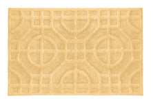 Beigefarbene Badematte mit plastischem geometrischem Muster im Relief