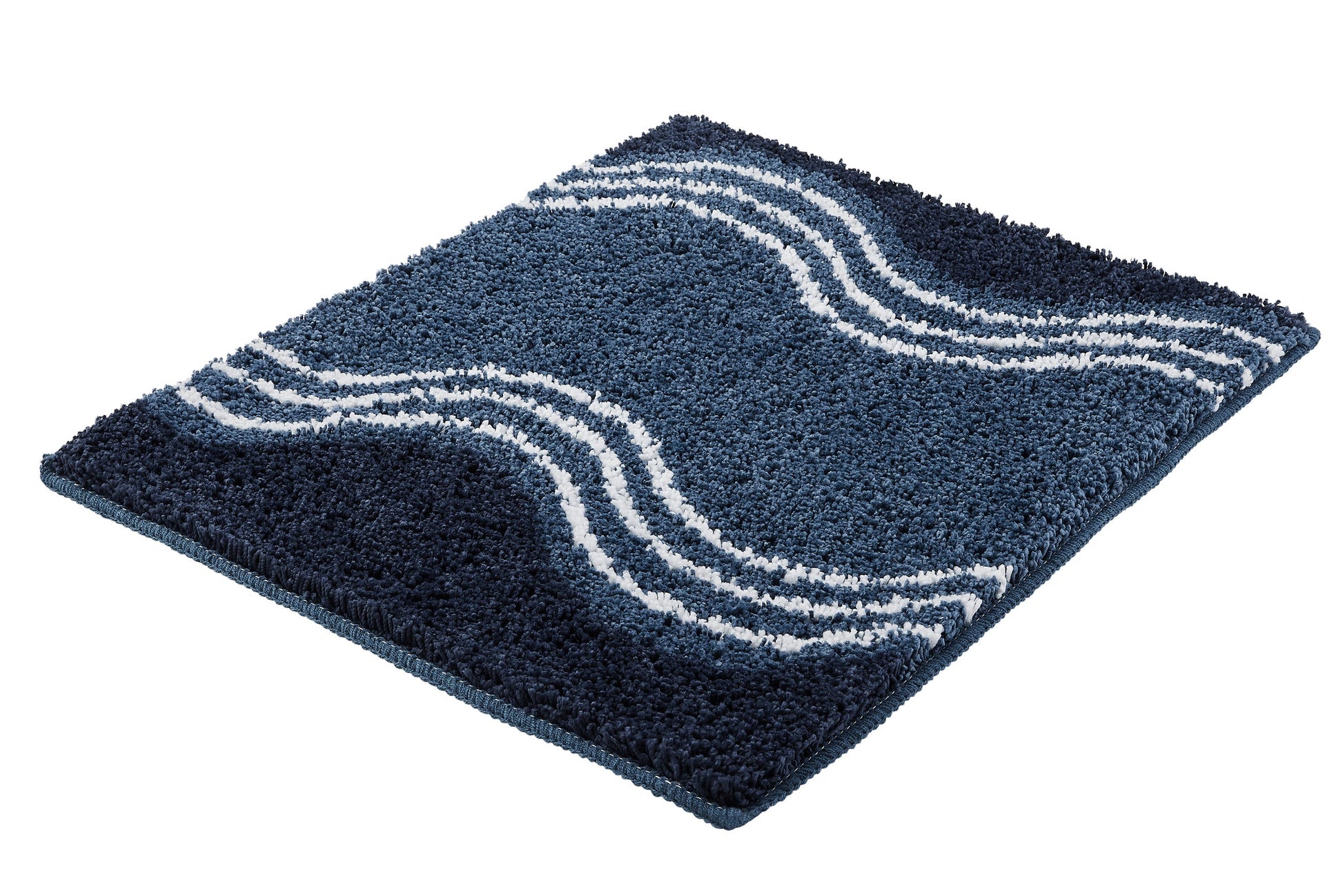 Badteppich MOVE Iceblue 50 x 60 cm mit weißen Wellenlinien liegt auf hellem Untergrund.