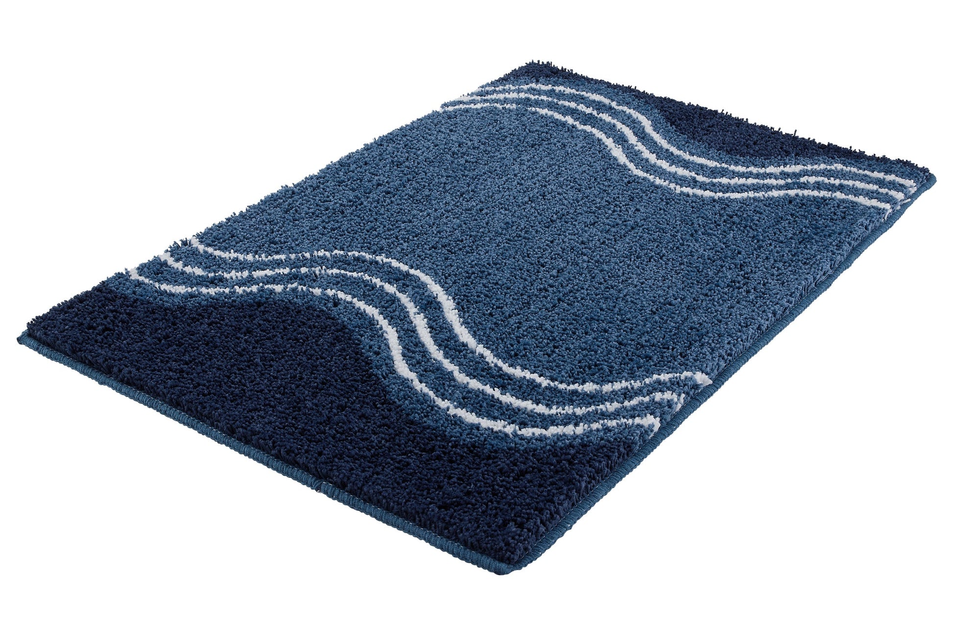 Badteppich MOVE Iceblue 65 x 115 cm mit Wellenmuster in Blautönen liegt auf dem Boden.