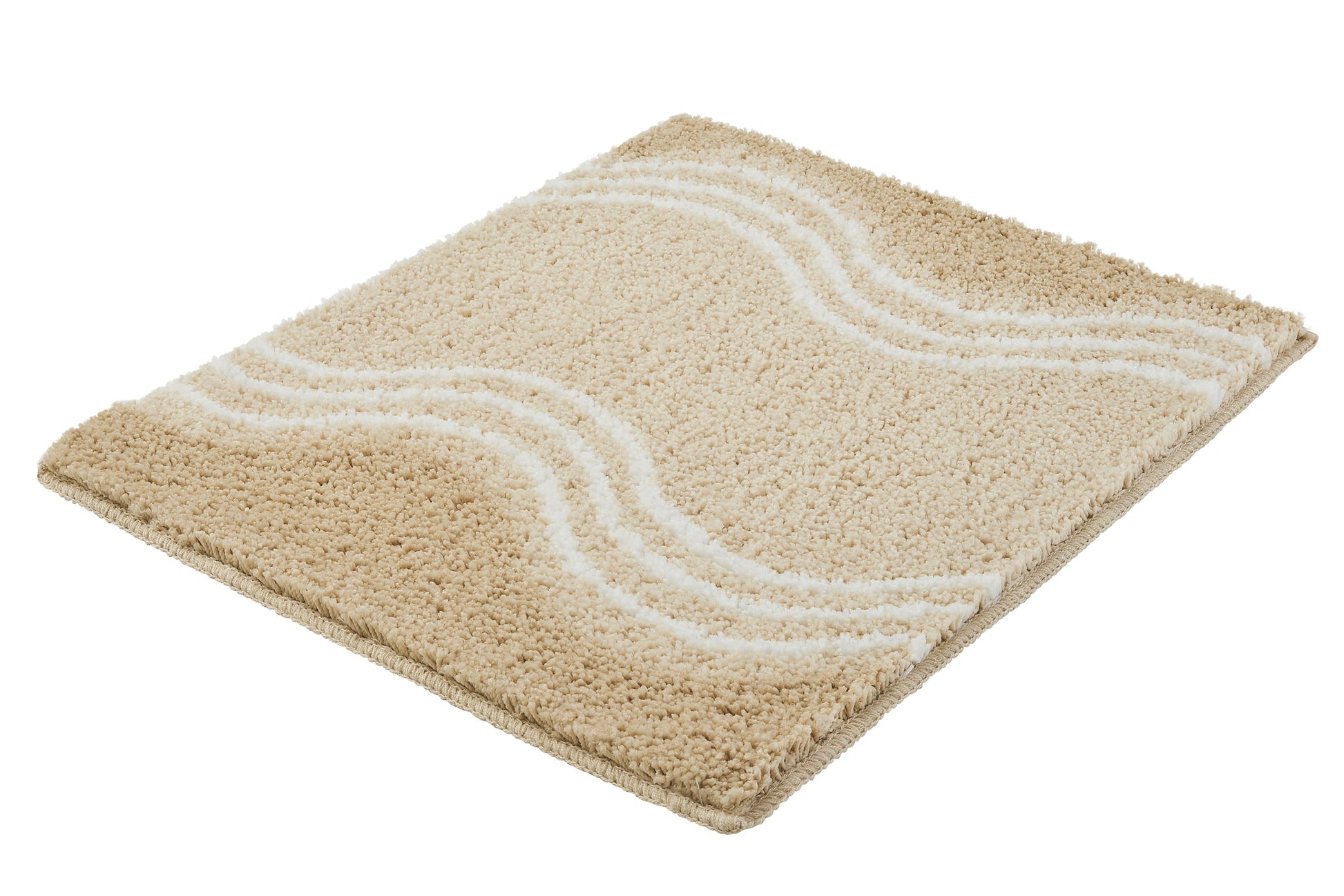 Badteppich MOVE Sandbeige 50 x 60 cm mit wellenförmigem Muster liegt auf dem Boden.