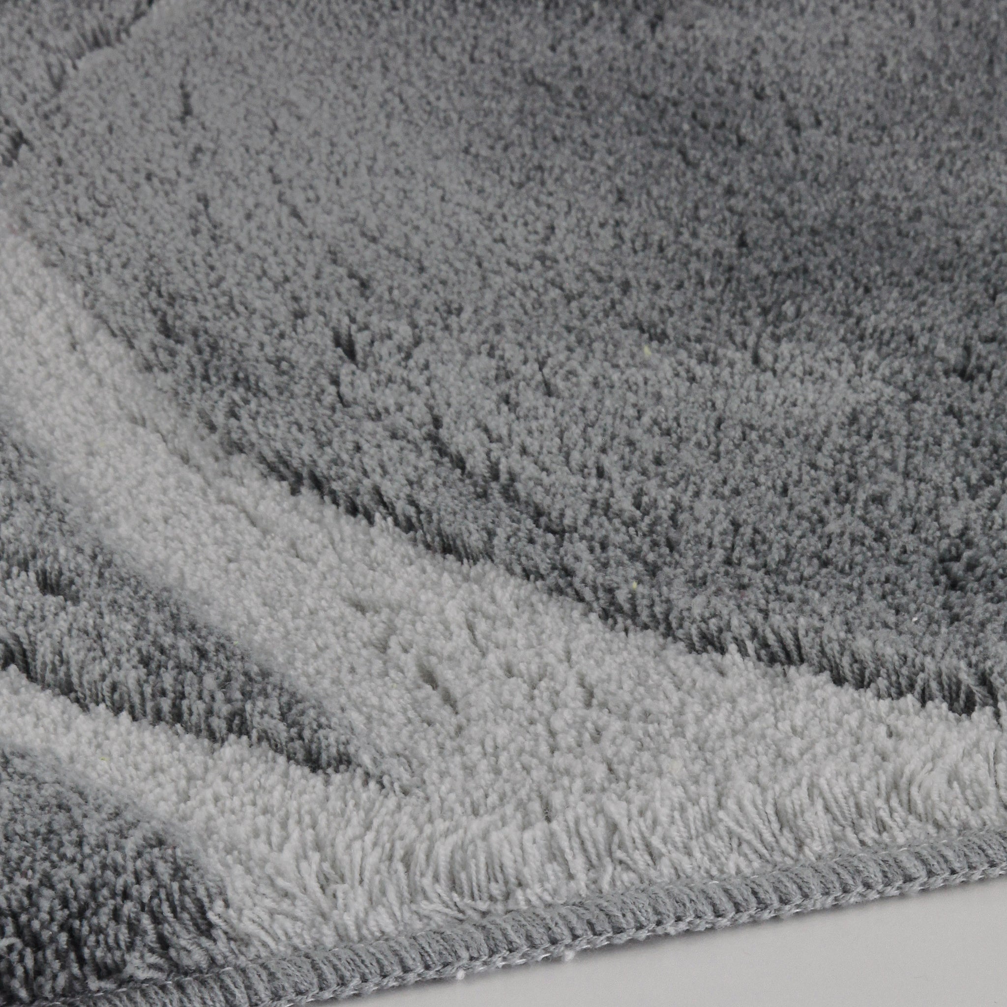 Detailansicht Badteppich MYSTIC Anthrazit 60 x 90 cm mit grauer Hochflor-Struktur.