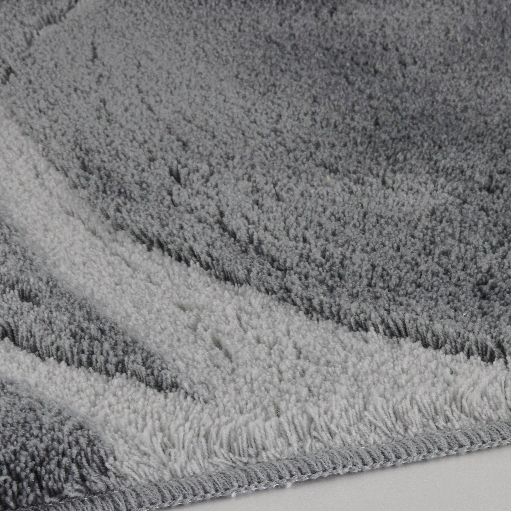 Der Badteppich MYSTIC Anthrazit 70 x 120 cm liegt mit weicher Hochflor-Oberfläche auf dem Boden.