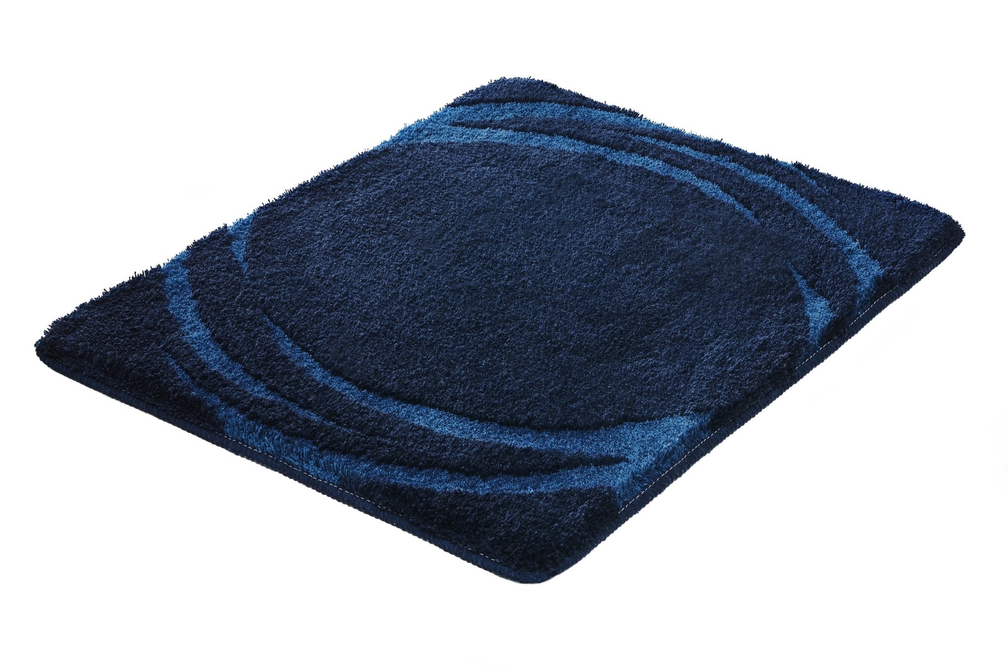 Rechteckiger Badteppich MYSTIC Navy 55 x 65 cm mit dunkelblauem Kreis-Design liegt auf weißem Untergrund.