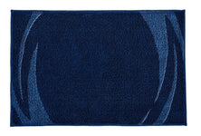 Dunkelblaue Badematte mit geschwungenem Muster in hellblauem Garn