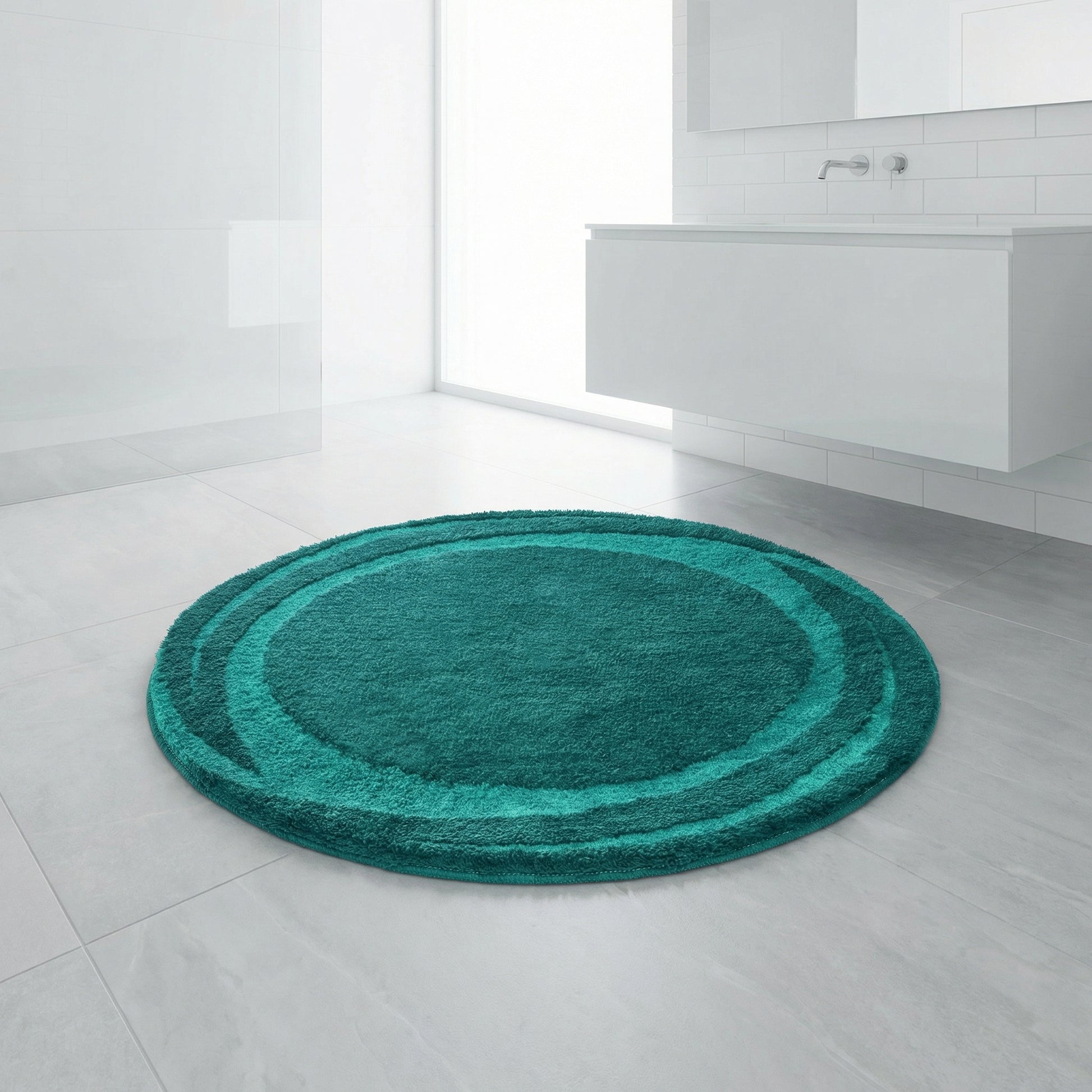 Runder türkisfarbener Badezimmerteppich auf hellem großem Fliesenboden