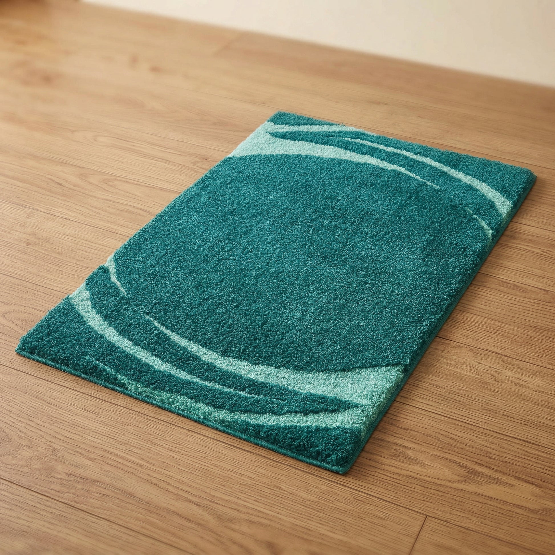 Türkiser, rechteckiger Badteppich mit hellen Wellen auf Holzboden