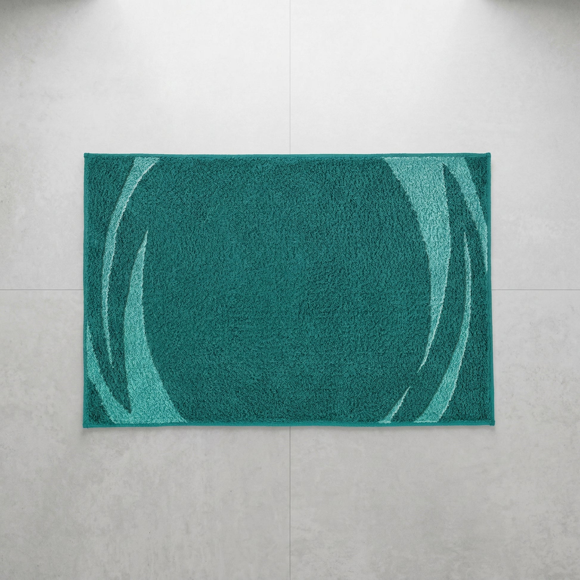 Türkisfarbene Badematte mit abstraktem Wellenmuster auf Fliesenboden
