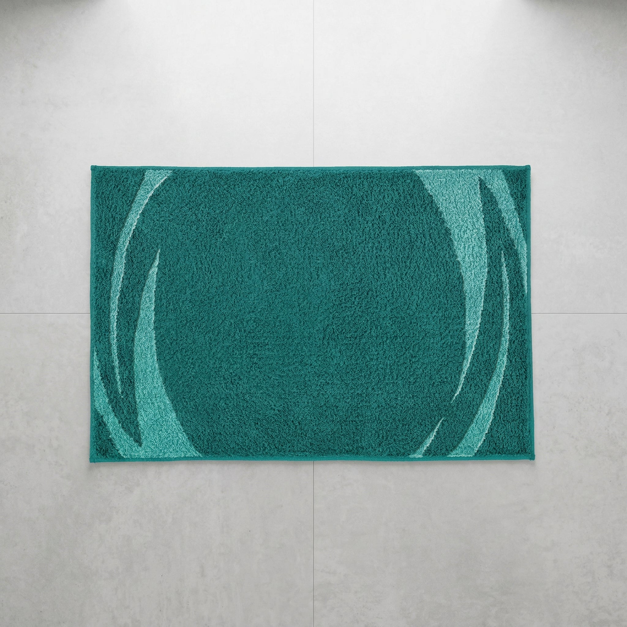 Türkisfarbene Badematte mit abstraktem Wellenmuster auf Fliesenboden