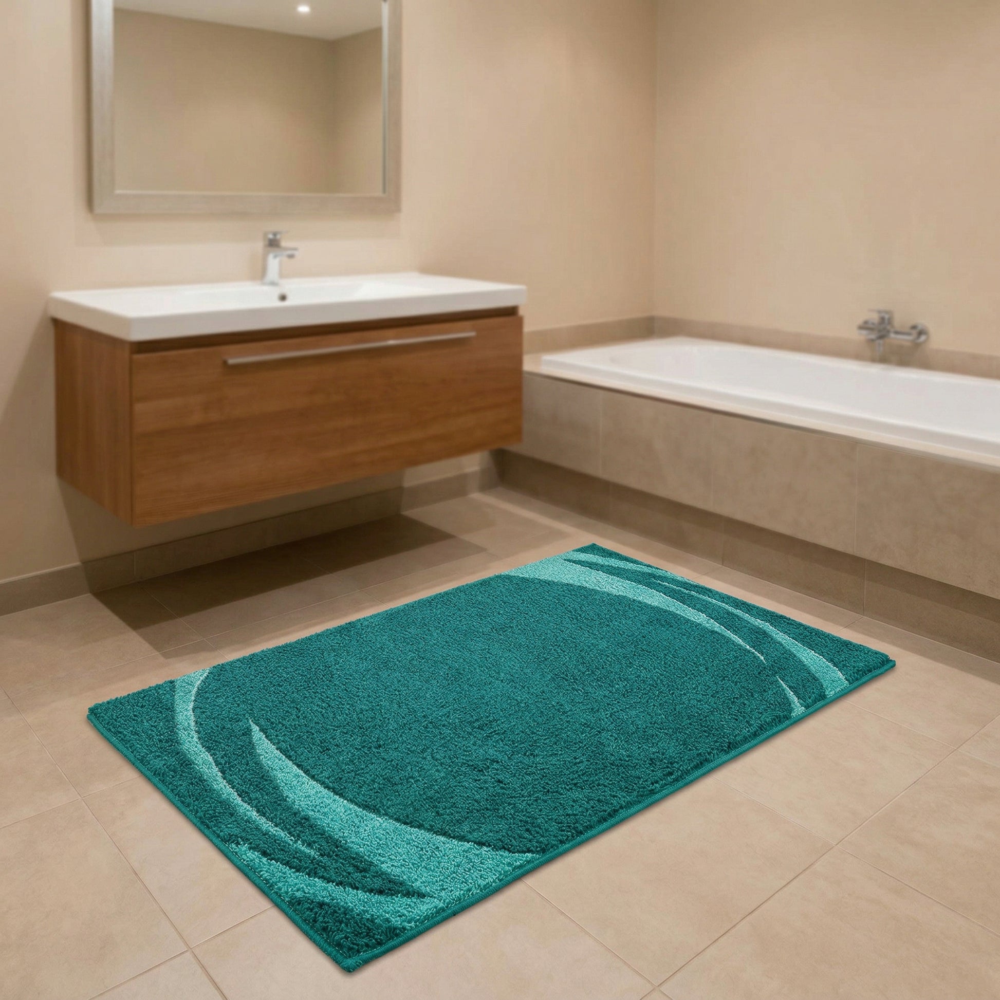 Türkisfarbener Badteppich mit geschwungenem Muster auf Fliesenboden